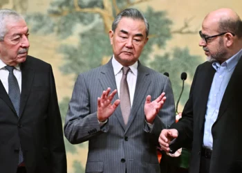 (De izq. a der.) Mahmoud al-Aloul, vicepresidente del Comité Central de Fatah, el ministro de Asuntos Exteriores de China, Wang Yi, y Mussa Abu Marzuk, miembro del alto rango del grupo terrorista Hamás, asisten a un evento en la Casa de Huéspedes Estatal Diaoyutai en Beijing el 23 de julio de 2024. (Pedro Pardo / AFP)