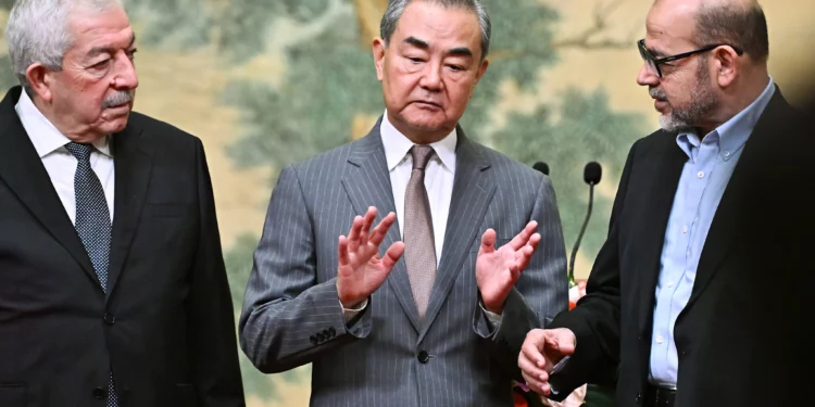 (De izq. a der.) Mahmoud al-Aloul, vicepresidente del Comité Central de Fatah, el ministro de Asuntos Exteriores de China, Wang Yi, y Mussa Abu Marzuk, miembro del alto rango del grupo terrorista Hamás, asisten a un evento en la Casa de Huéspedes Estatal Diaoyutai en Beijing el 23 de julio de 2024. (Pedro Pardo / AFP)