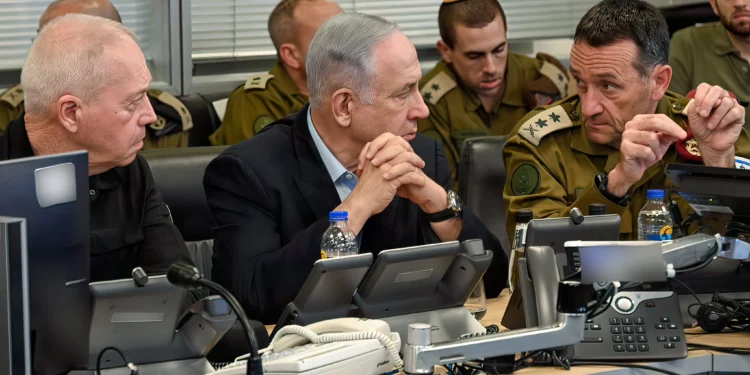 De izquierda a derecha: el ministro de Defensa, Yoav Gallant, el primer ministro, Benjamin Netanyahu, y el jefe del Estado Mayor de las Fuerzas de Defensa de Israel, Herzi Halevi, siguen el ataque de Israel en Yemen desde la sala de operaciones de la Fuerza Aérea israelí en la sede de Kirya en Tel Aviv, el 20 de julio de 2024. (Ariel Hermoni/Ministerio de Defensa)