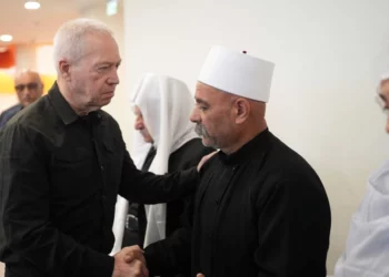 El ministro de Defensa, Yoav Gallants (izquierda), visita a familias en duelo en la aldea drusa de Majdal Shams, en el norte del país, después de que 12 niños murieran en un ataque con cohetes de Hezbolá el fin de semana del 29 de julio de 2024. (Elad Malcha/Ministerio de Defensa)