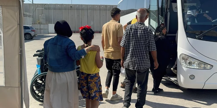 148 gazatíes enfermos y heridos viajan a AEAU a través de Israel