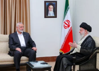 El líder supremo de Irán, el ayatolá Ali Khamenei (derecha), se reúne con el líder político de Hamas, Ismail Haniyeh, en Teherán el 30 de julio de 2024. (Foto de KHAMENEI.IR / AFP)