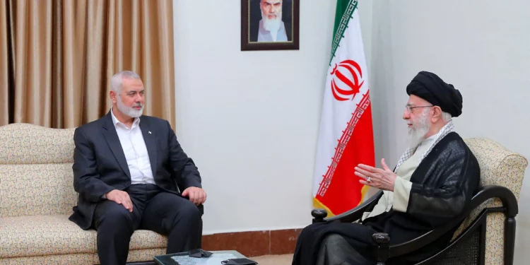 El líder supremo de Irán, el ayatolá Ali Khamenei (derecha), se reúne con el líder político de Hamas, Ismail Haniyeh, en Teherán el 30 de julio de 2024. (Foto de KHAMENEI.IR / AFP)