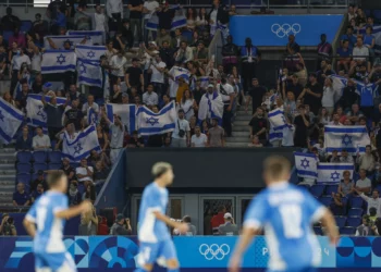 Aficionados israelíes observan a su equipo en el partido del grupo D masculino entre Israel y Mali en el Parque de los Príncipes durante los Juegos Olímpicos de Verano de 2024, el 24 de julio de 2024, en París, Francia. (Foto AP/Aurelien Morissard)