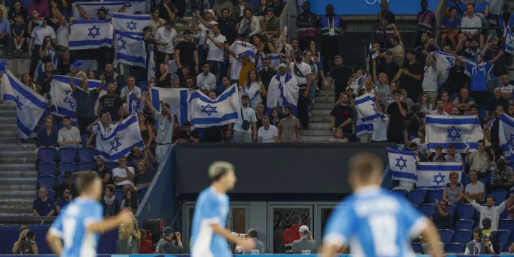 Aficionados israelíes observan a su equipo en el partido del grupo D masculino entre Israel y Mali en el Parque de los Príncipes durante los Juegos Olímpicos de Verano de 2024, el 24 de julio de 2024, en París, Francia. (Foto AP/Aurelien Morissard)