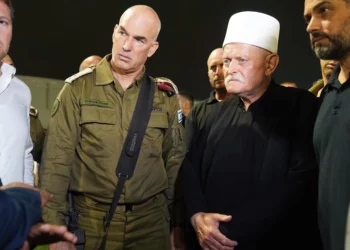 El jefe del Comando Norte de las Fuerzas de Defensa de Israel, mayor general Ori Gordin, se reúne con funcionarios locales en el lugar del impacto de un cohete en Majdal Shams, el 27 de julio de 2024. (Fuerzas de Defensa de Israel)