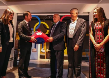 El presidente de la Asociación Palestina de Fútbol y del Comité Olímpico Palestino, Jibril Rajoub (centro), y el cónsul general de Francia en Jerusalén, Nicolas Kassianides (segundo de la izquierda), intercambian regalos, flanqueados por el ministro de Asuntos Exteriores de la Autoridad Palestina, Varsen Aghabekian (izq.), y la nadadora palestino-estadounidense Valerie Rose Tarazi, durante una ceremonia de despedida de la delegación palestina a los próximos Juegos Olímpicos de París 2024, en la ciudad cisjordana de Ramallah, el 14 de julio de 2024. (Zain Jaafar/AFP)