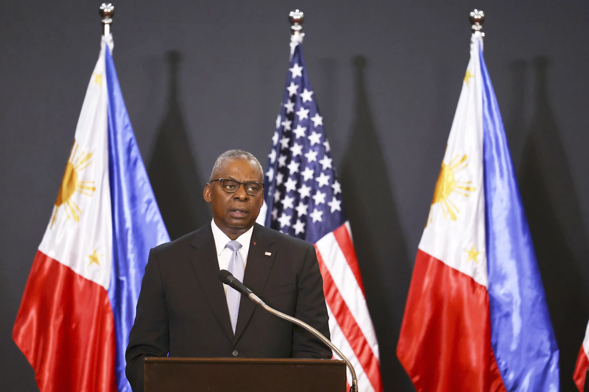 El secretario de Defensa de Estados Unidos, Lloyd Austin, habla durante una conferencia de prensa conjunta con el secretario de Estado, Antony Blinken, el secretario de Relaciones Exteriores de Filipinas, Enrique Manalo, y el secretario de Defensa Nacional, Gilberto Teodoro, después de una reunión de ministros de Relaciones Exteriores y Defensa en Camp Aguinaldo en Manila, Filipinas, el 30 de julio de 2024. (Foto AP/Basilio Sepe)