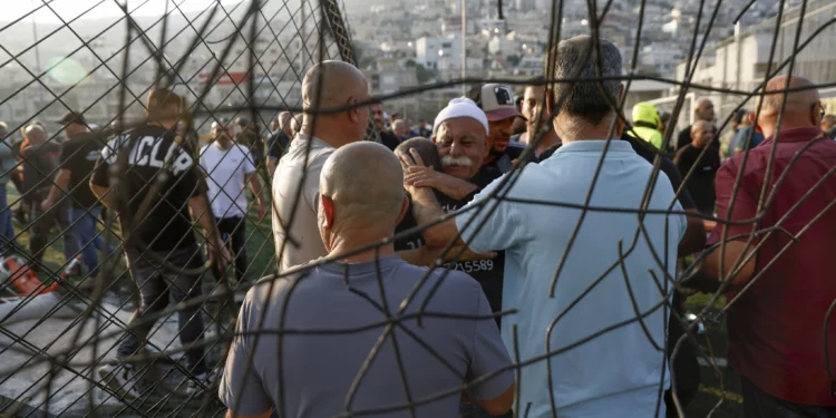 Los residentes locales se consuelan unos a otros mientras se reúnen en el lugar de un ataque con cohetes de Hezbolá en la ciudad drusa de Majdal Shams, en el norte de Israel, el 27 de julio de 2024. (Jalaa Marey/AFP)