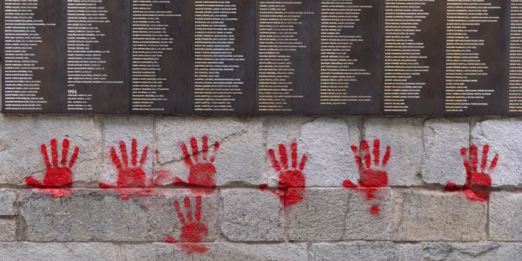 Vandalismo en monumento del Holocausto en París: Tres búlgaros arrestados