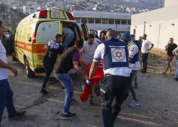 Las fuerzas de seguridad israelíes y los médicos trasladan a las víctimas de un campo de fútbol donde un cohete disparado por Hezbolá en el Líbano mató al menos a 12 jóvenes en Majdal Shams, en los Altos del Golán, el 27 de julio de 2024. (Jalaa MAREY / AFP)