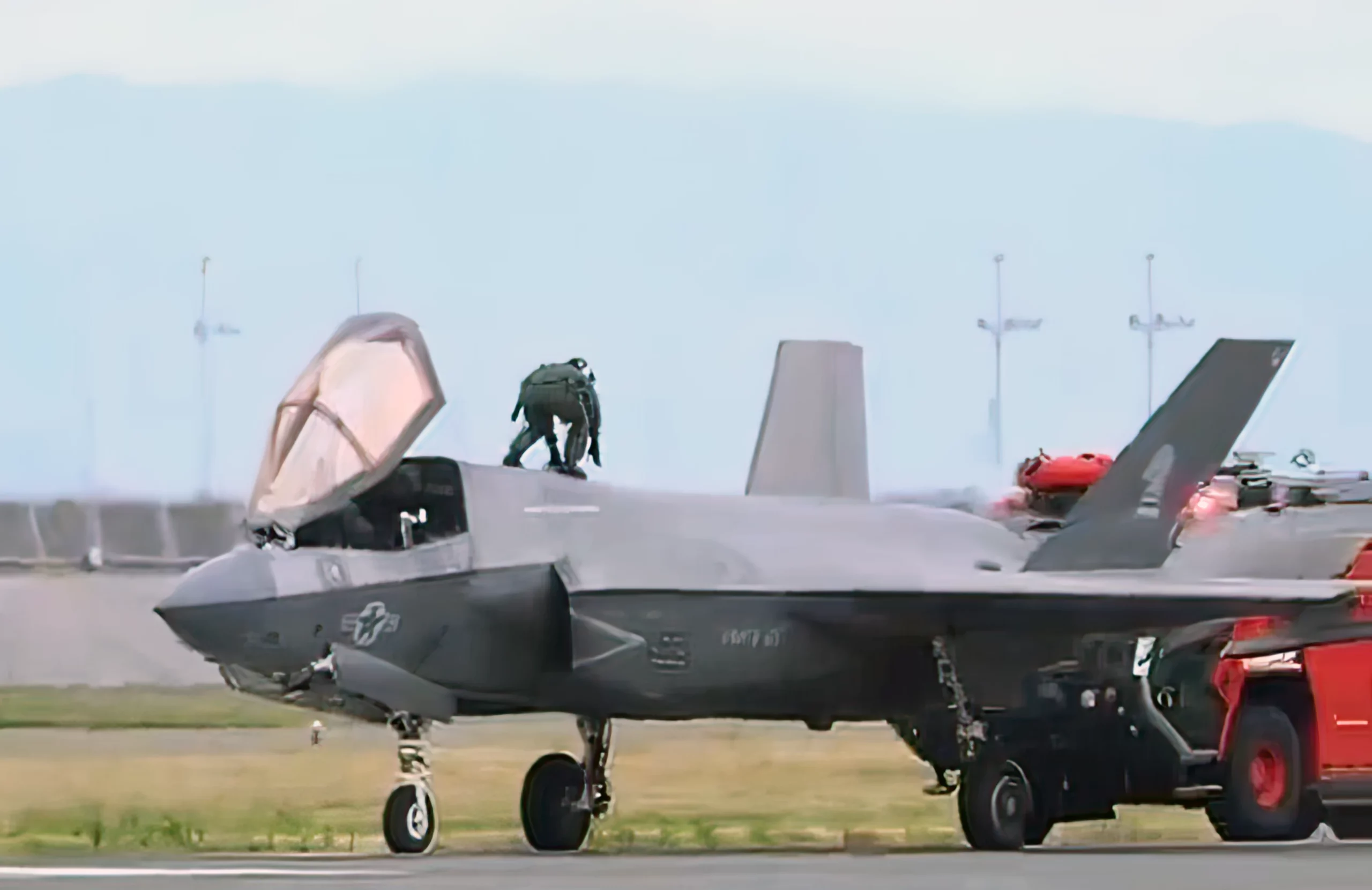 Piloto F-35 se lanza de avión en Japón por causas desconocidas