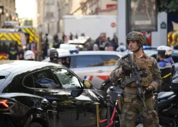 Un soldado hace guardia cerca de la avenida Campos Elíseos tras un apuñalamiento el jueves 18 de julio de 2024 en París. (Foto AP/David Goldman)