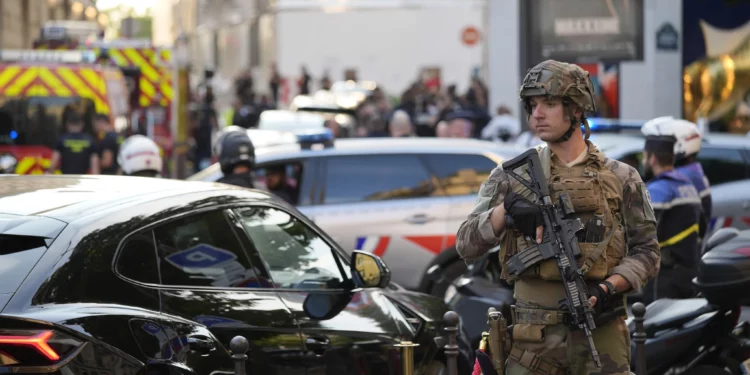 Un soldado hace guardia cerca de la avenida Campos Elíseos tras un apuñalamiento el jueves 18 de julio de 2024 en París. (Foto AP/David Goldman)