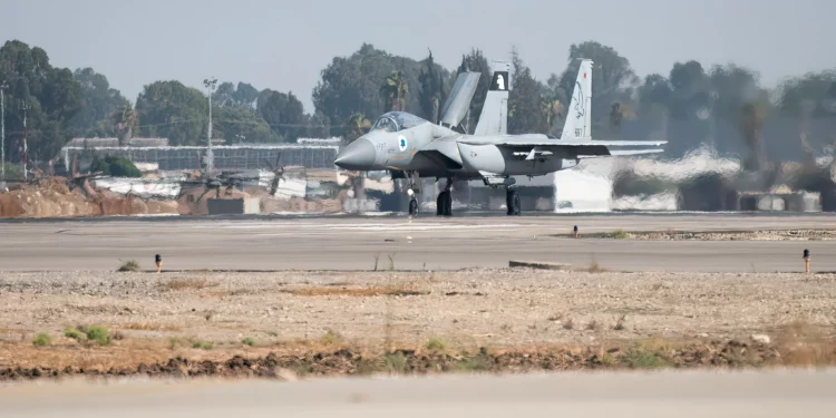 Un caza F-15 es visto en una base aérea de la IAF antes de un ataque israelí en Yemen, el 20 de julio de 2024. (Fuerzas de Defensa de Israel)