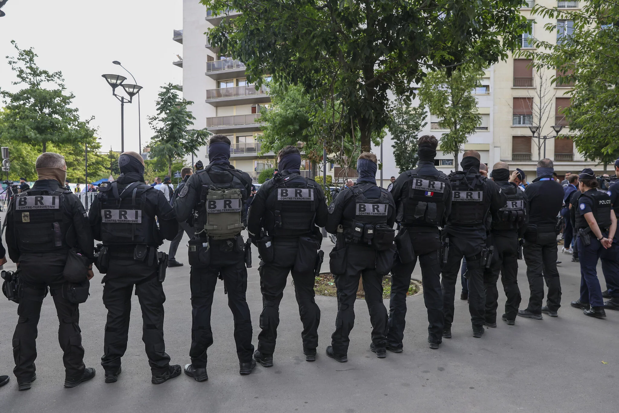 Las fuerzas de seguridad se encuentran cerca del estadio antes del partido del grupo D masculino entre Israel y Mali en el Parque de los Príncipes durante los Juegos Olímpicos de Verano de 2024, el 24 de julio de 2024, en París, Francia. (Foto AP/Aurelien Morissard)