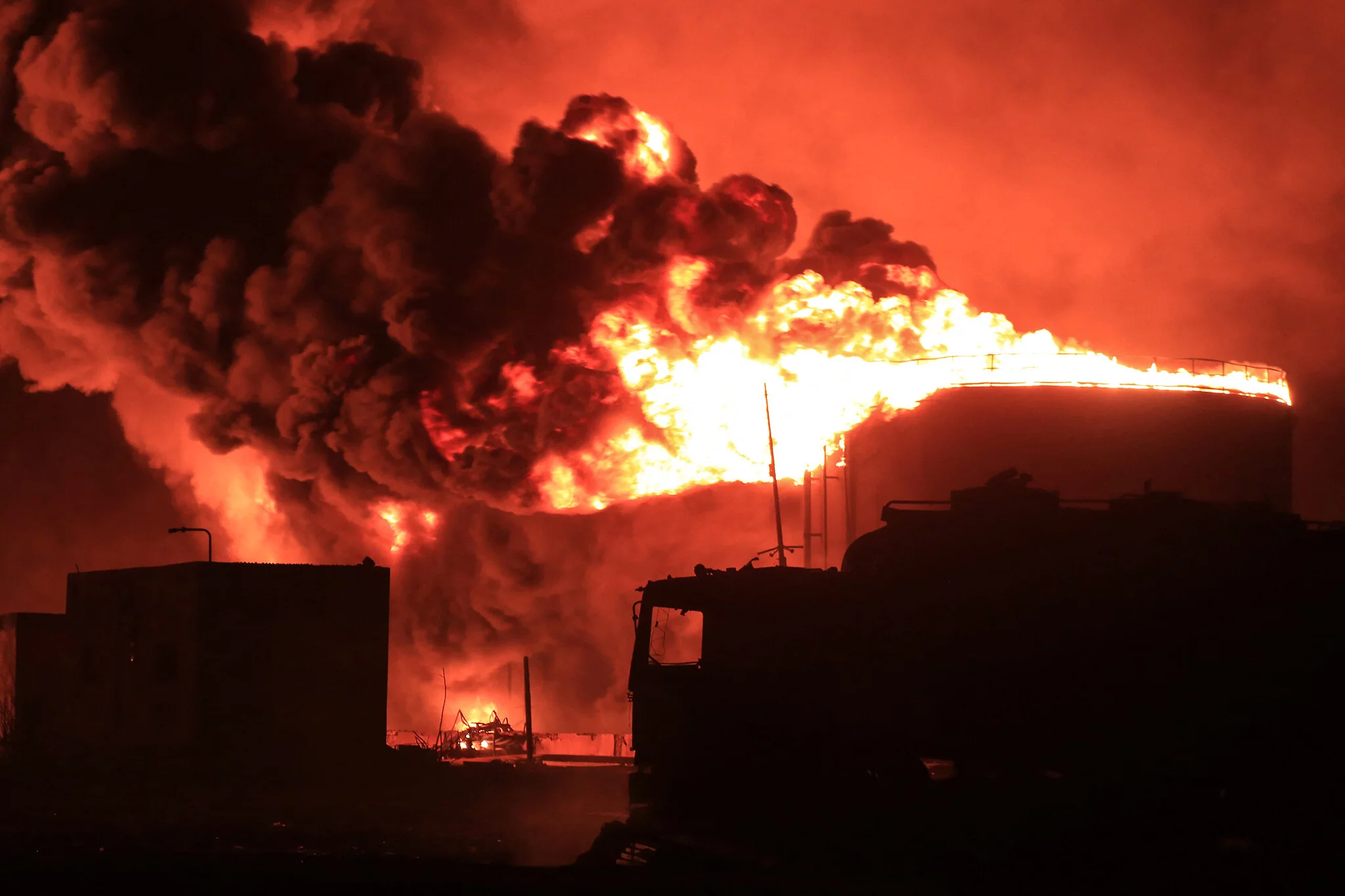 Un incendio gigante estalla en una instalación de almacenamiento de petróleo luego de los ataques israelíes en la ciudad portuaria de Hodeida, controlada por los hutíes en Yemen, el 20 de julio de 2024. (AFP)
