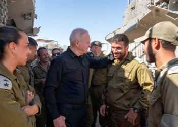 El ministro de Defensa, Yoav Gallant, visita a las tropas en la frontera de Gaza el 3 de julio de 2024. (Ariel Hermoni/Ministerio de Defensa)