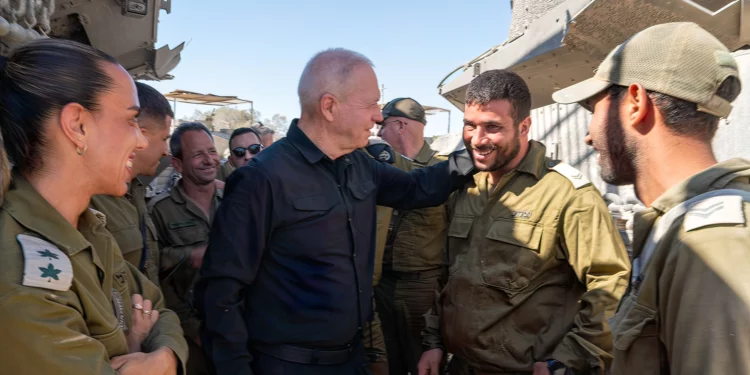 El ministro de Defensa, Yoav Gallant, visita a las tropas en la frontera de Gaza el 3 de julio de 2024. (Ariel Hermoni/Ministerio de Defensa)