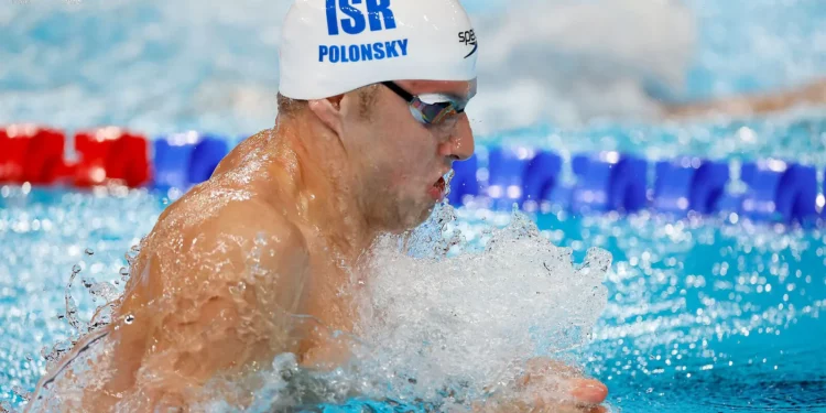 El nadador israelí Ron Polonsky compite en los 100 m braza en los Juegos Olímpicos de París el 27 de julio de 2024. (Simona Castervillari/ Asociación Israelí de Natación)