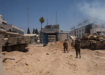 Tropas de la Brigada de Comando operan en la sede de la UNRWA en la ciudad de Gaza, en una foto publicada el 12 de julio de 2024. (Fuerzas de Defensa de Israel)