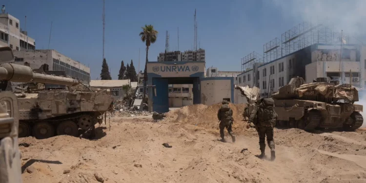 Tropas de la Brigada de Comando operan en la sede de la UNRWA en la ciudad de Gaza, en una foto publicada el 12 de julio de 2024. (Fuerzas de Defensa de Israel)