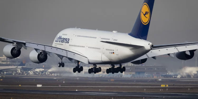 Un Airbus A380 de Lufthansa aterriza en Frankfurt, Alemania, el 14 de febrero de 2019. (AP/Michael Probst)