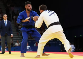 Hidayat Heydarov de Azerbaiyán y Tohar Butbul (azul) de Israel compiten en la ronda de 16 de judo masculino de -73 kg de los Juegos Olímpicos de París 2024 en el Champ-de-Mars Arena, en París, el 29 de julio de 2024. (Foto de Jack GUEZ / AFP)