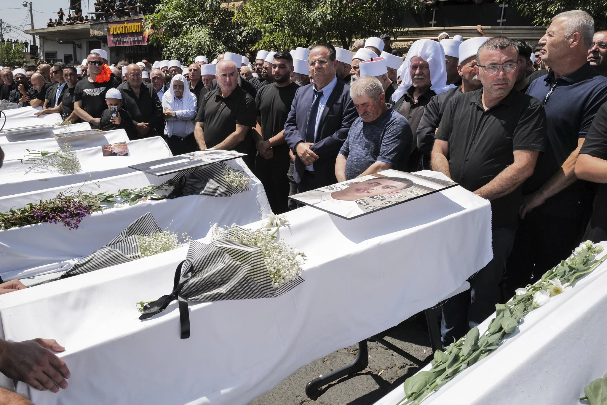 Familiares y amigos asisten al funeral de los niños drusos que murieron por un misil disparado desde el Líbano, en la aldea drusa de Majdal Shams, en los Altos del Golán, el 28 de julio de 2024. (Michael Giladi/Flash90)