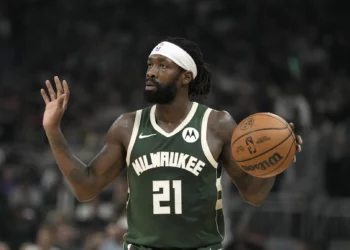 Patrick Beverley, de los Milwaukee Bucks, durante la primera mitad del quinto partido de la serie de baloncesto de la NBA contra los Indiana Pacers, el martes 30 de abril de 2024, en Milwaukee. (Foto AP/Morry Gash)