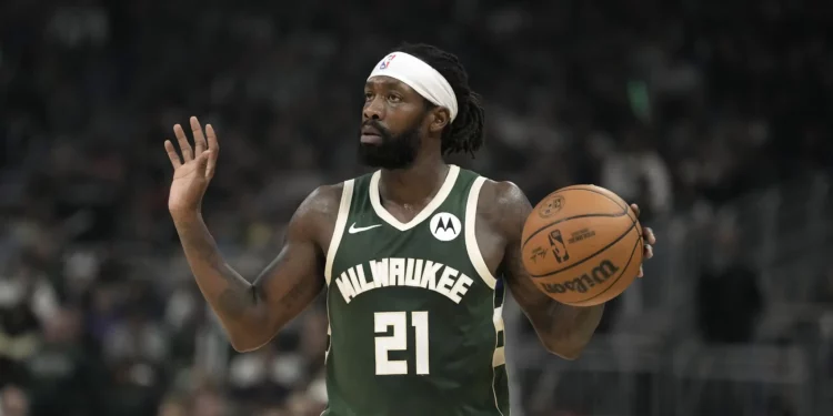 Patrick Beverley, de los Milwaukee Bucks, durante la primera mitad del quinto partido de la serie de baloncesto de la NBA contra los Indiana Pacers, el martes 30 de abril de 2024, en Milwaukee. (Foto AP/Morry Gash)