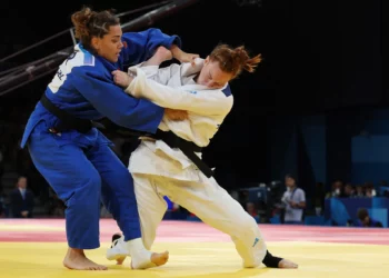 Maya Goshen de Israel y Fidan Ogel de Turquía (azul) compiten en el combate de dieciseisavos de final de judo femenino de -70 kg de los Juegos Olímpicos de París 2024 en el Champ-de-Mars Arena, en París, el 31 de julio de 2024. (Jack GUEZ / AFP)