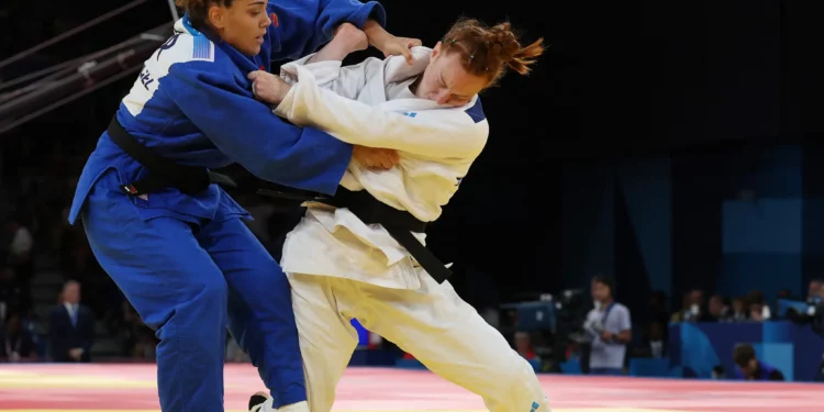 Maya Goshen de Israel y Fidan Ogel de Turquía (azul) compiten en el combate de dieciseisavos de final de judo femenino de -70 kg de los Juegos Olímpicos de París 2024 en el Champ-de-Mars Arena, en París, el 31 de julio de 2024. (Jack GUEZ / AFP)