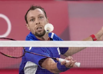 El israelí Misha Zilberman juega contra el holandés Mark Caljouw durante su partido de bádminton de la fase de grupos de individuales masculinos en los Juegos Olímpicos de Verano de 2020, el 26 de julio de 2021, en Tokio, Japón. (Foto AP/Markus Schreiber)