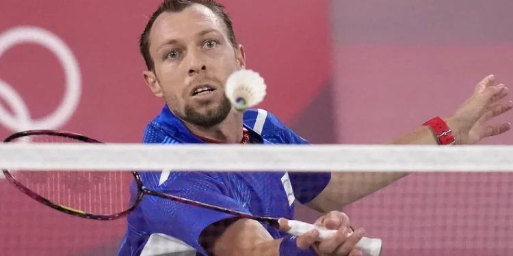 El israelí Misha Zilberman juega contra el holandés Mark Caljouw durante su partido de bádminton de la fase de grupos de individuales masculinos en los Juegos Olímpicos de Verano de 2020, el 26 de julio de 2021, en Tokio, Japón. (Foto AP/Markus Schreiber)