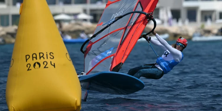 La israelí Sharon Kantor compite en la carrera de maratón del evento femenino de windsurf IQFoil durante los Juegos Olímpicos de París 2024 en la Marina Roucas-Blanc en Marsella, el 31 de julio de 2024. (NICOLAS TUCAT / AFP)