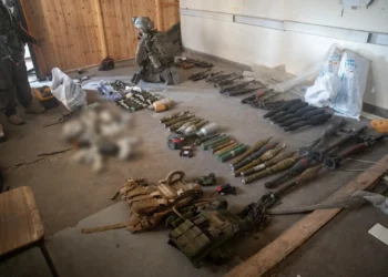 Armas encontradas por tropas de las FDI en la sede de la UNRWA en la ciudad de Gaza, en una foto publicada el 12 de julio de 2024. (Fuerzas de Defensa de Israel)