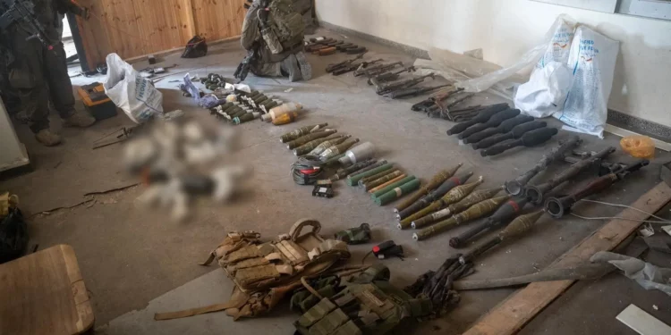 Armas encontradas por tropas de las FDI en la sede de la UNRWA en la ciudad de Gaza, en una foto publicada el 12 de julio de 2024. (Fuerzas de Defensa de Israel)