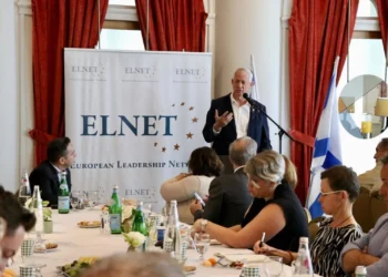 El líder de Unidad Nacional, Benny Gantz, habla con los embajadores europeos en Israel el 1 de julio de 2024, en una reunión informativa organizada por ELNET. (Cortesía/ELNET)