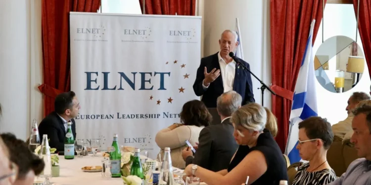 El líder de Unidad Nacional, Benny Gantz, habla con los embajadores europeos en Israel el 1 de julio de 2024, en una reunión informativa organizada por ELNET. (Cortesía/ELNET)