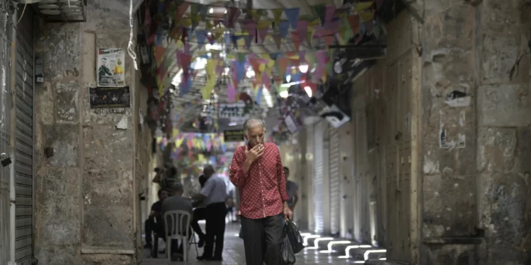 Un hombre palestino camina por la ciudad de Nablús, donde las tiendas están cerradas como parte de una huelga general tras el asesinato del líder de Hamás, Ismail Haniyeh, el miércoles 31 de julio de 2024. (Foto AP/Majdi Mohammed)