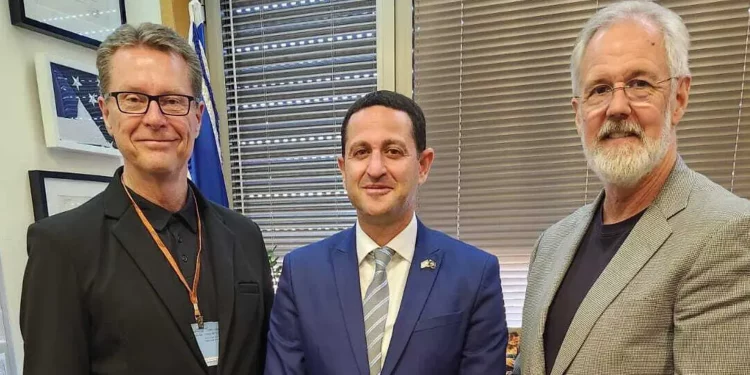 Tim Griffin, de la Grand Canyon University, a la izquierda, y el director de desarrollo de Passages, Paul Weder, a la derecha, se reúnen con el diputado del sionismo religioso Ohad Tal en la Knéset en Jerusalén el 18 de julio de 2024. (Passages)