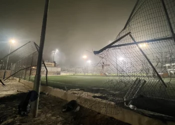 Una fotografía proporcionada por el ejército muestra las consecuencias de un mortal ataque con cohetes por parte de Hezbolá en un campo de fútbol en la ciudad de Majdal Shams, en el norte de los Altos del Golán, el 27 de julio de 2024. (Fuerzas de Defensa de Israel)