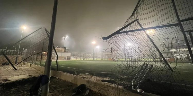 Una fotografía proporcionada por el ejército muestra las consecuencias de un mortal ataque con cohetes por parte de Hezbolá en un campo de fútbol en la ciudad de Majdal Shams, en el norte de los Altos del Golán, el 27 de julio de 2024. (Fuerzas de Defensa de Israel)