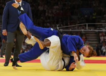 La francesa Marie Eve Gahie y la israelí Maya Goshen (azul) compiten en el combate de octavos de final de judo femenino de -70 kg de los Juegos Olímpicos de París 2024 en el Champ-de-Mars Arena, en París, el 31 de julio de 2024. (Jack GUEZ / AFP)