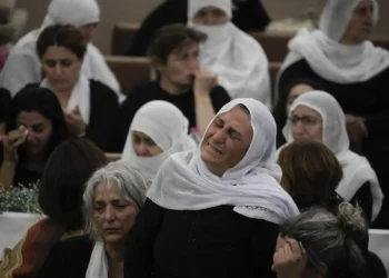 Mujeres drusas lloran cerca de los ataúdes de sus seres queridos después de un ataque con cohetes de Hezbolá en un campo de fútbol que mató a 12 niños en Majdal Shams el 28 de julio de 2024 (Foto AP/Leo Correa)