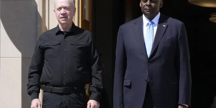 El secretario de Defensa, Lloyd Austin, de pie a la derecha, y el ministro de Defensa israelí, Yoav Gallant, de pie a la izquierda, escuchan la interpretación del himno nacional israelí durante una ceremonia de llegada al Pentágono en Washington, el 25 de junio de 2024. (Foto AP/ Susan Walsh)