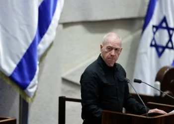 El ministro de Defensa, Yoav Gallant, habla durante una sesión de la asamblea en el salón de plenos de la Knéset, en Jerusalén, el 10 de julio de 2024. (Chaim Goldberg/Flash90)