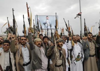 Partidarios hutíes asisten a una protesta contra Estados Unidos e Israel en Saná, Yemen, el viernes 12 de julio de 2024. (Foto AP/Osamah Abdulrahman)