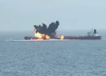 Una fotografía obtenida del Centro de Medios Huthi Ansarullah de Yemen muestra lo que dicen es un ataque a CHIOS LION, un petrolero con bandera de Liberia, por parte de buques de superficie no tripulados en el mar Rojo el 15 de julio de 2024. (Foto de ANSARULLAH MEDIA CENTRE / AFP)